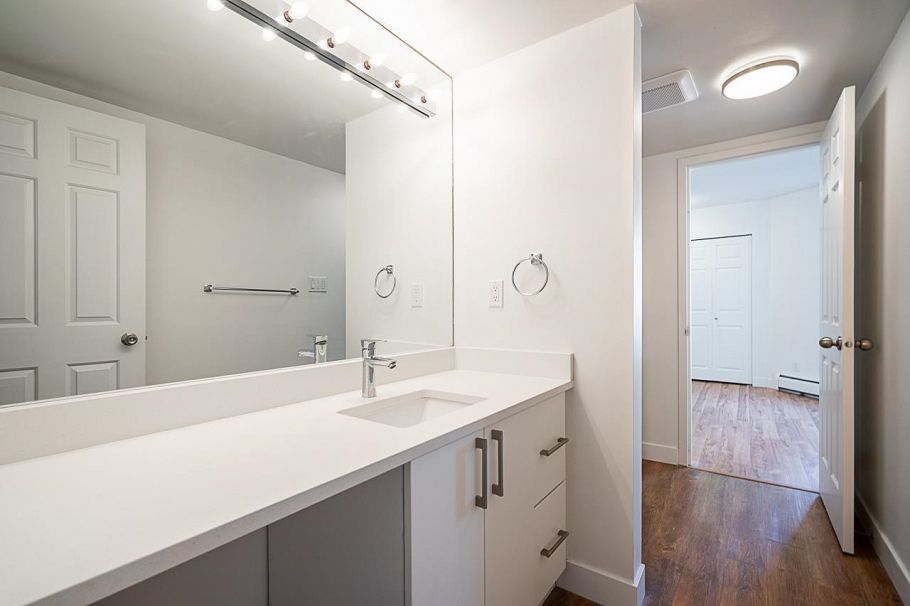 208 1550 Chesterfield Avenue North Vancouver, BC - 22