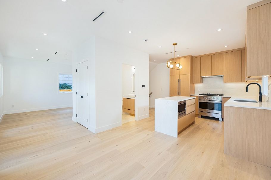 263 W 6th Street North Vancouver, BC - 6