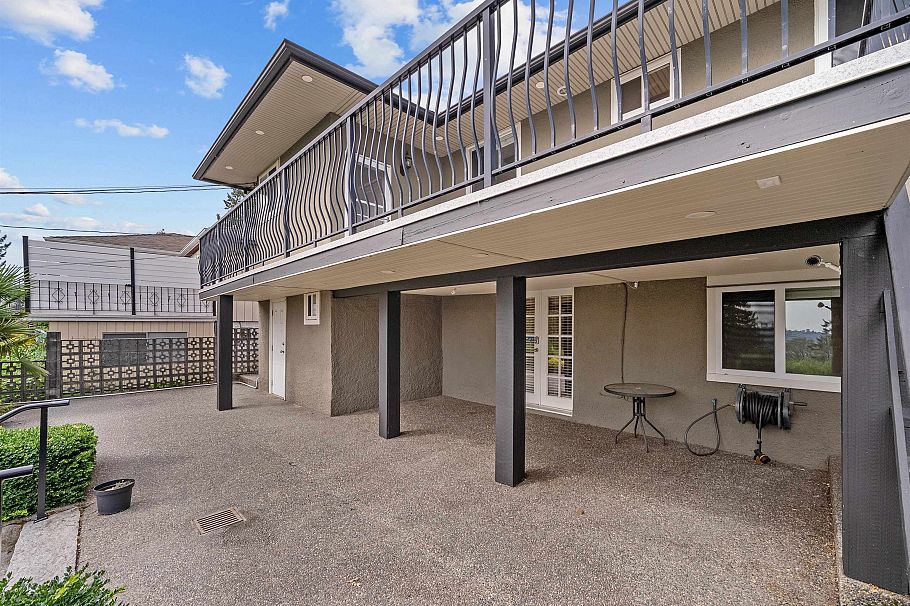 1137 Cloverley Street North Vancouver, BC - 16