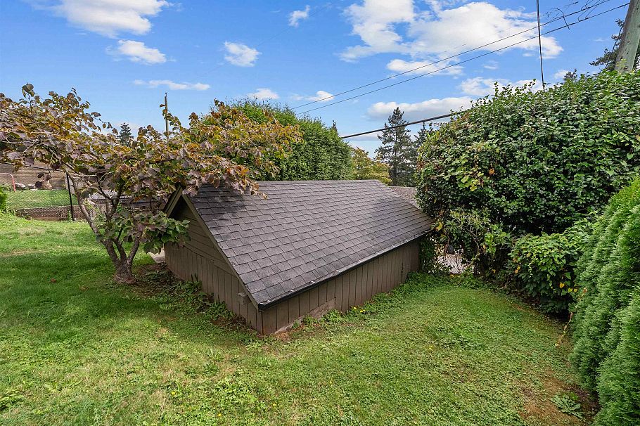 1137 Cloverley Street North Vancouver, BC - 32