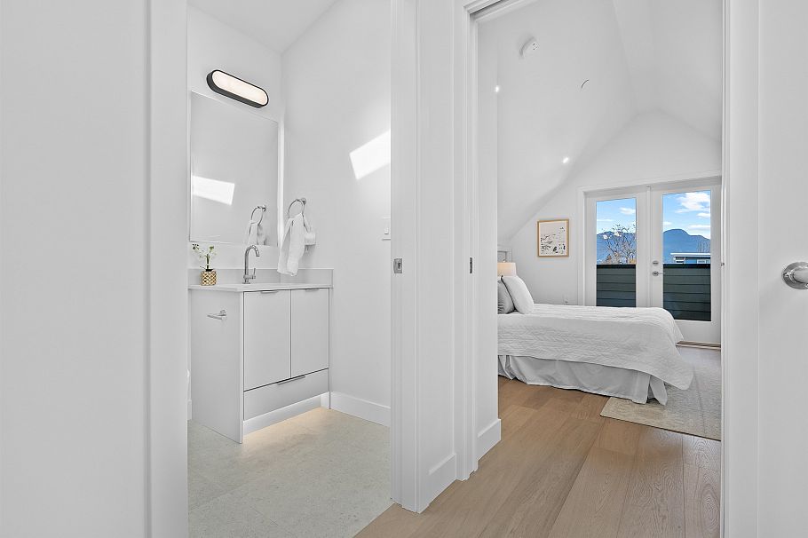 1 2253 Grant Street Vancouver, BC - 34