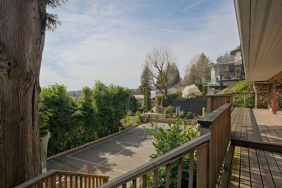 1095 W Keith Road North Vancouver, BC - 32