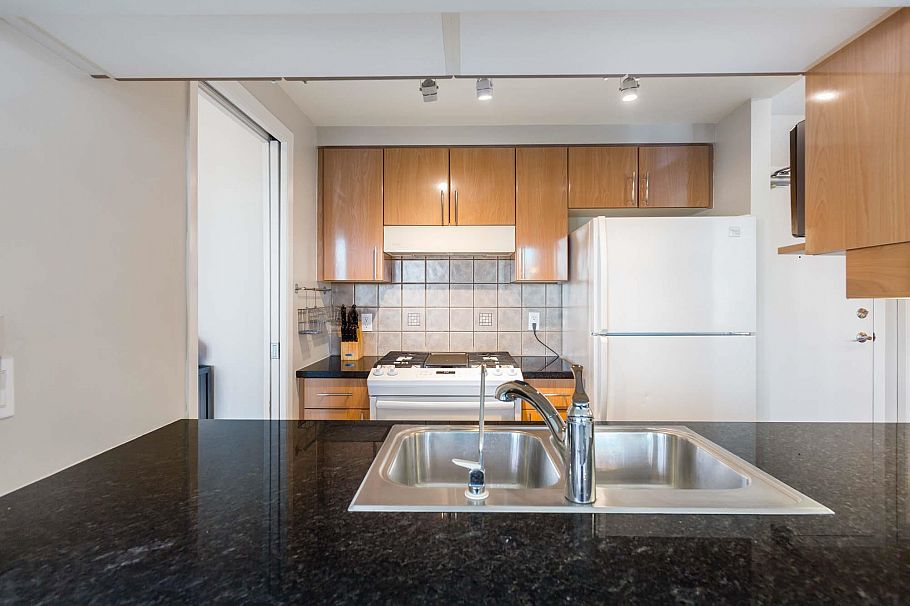 2907 193 Aquarius Mews Vancouver, BC - 10