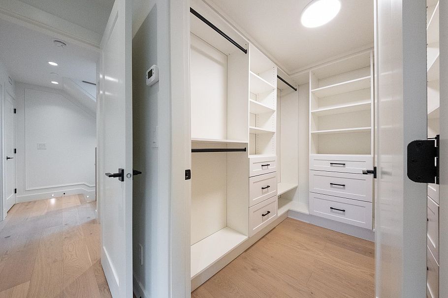 1 2154 E. 6 Avenue Vancouver, BC - 18