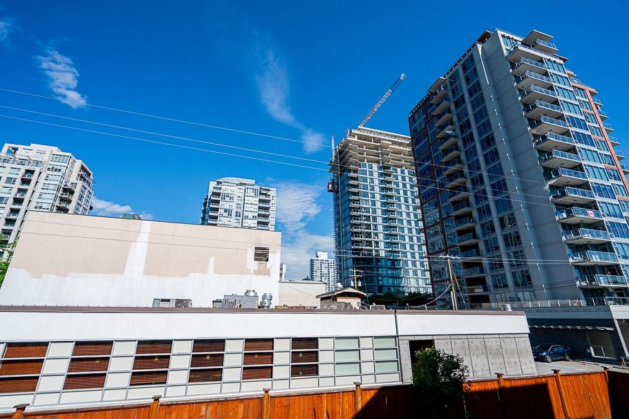 208 1550 Chesterfield Avenue North Vancouver, BC - 27