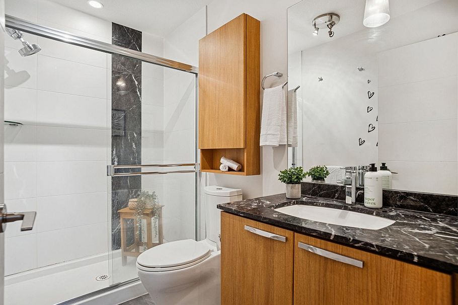 303 733 W 14 Street North Vancouver, BC - 17