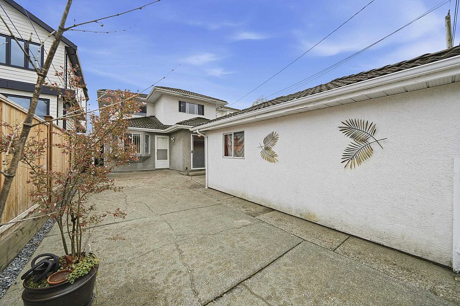 2915 Charles Street Vancouver, BC - 30