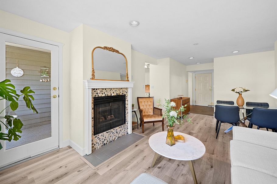 204 1528 Bowser Avenue North Vancouver, BC - 3