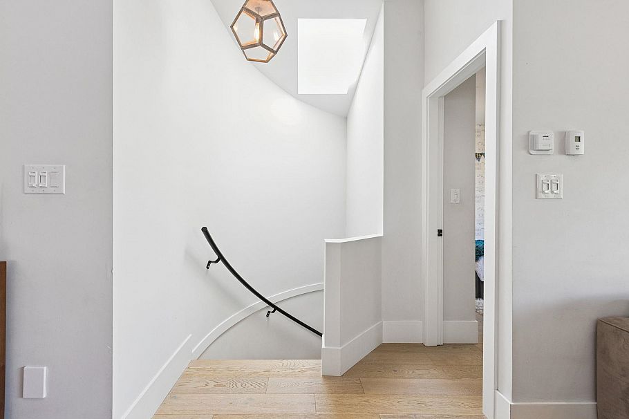 364 E 17th Avenue Vancouver, BC - 3