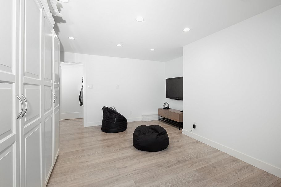 1095 W Keith Road North Vancouver, BC - 20