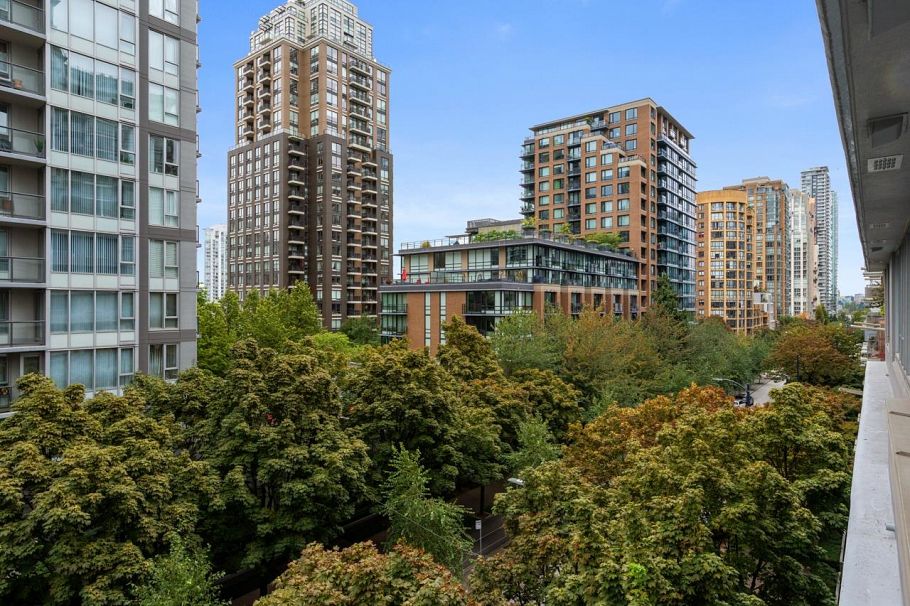 504 1001 Richards Street Vancouver, BC - 2
