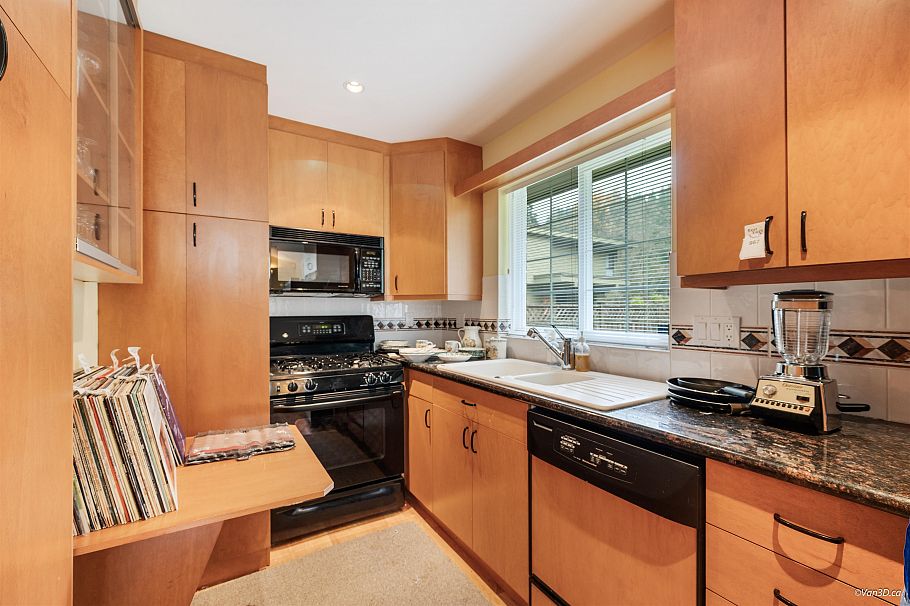 1226 Seymour Boulevard North Vancouver, BC - 34