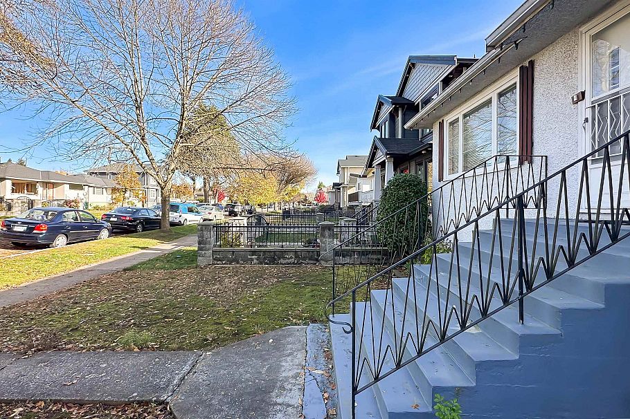 3140 E 52nd Avenue Vancouver, BC - 3