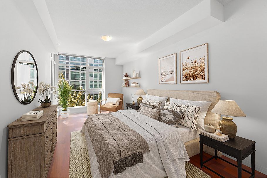 307 100 E Esplanade Avenue North Vancouver, BC - 4