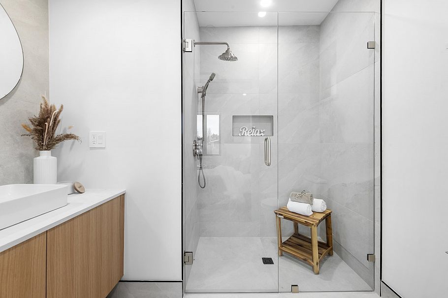 2 4889 Moss Street Vancouver, BC - 27