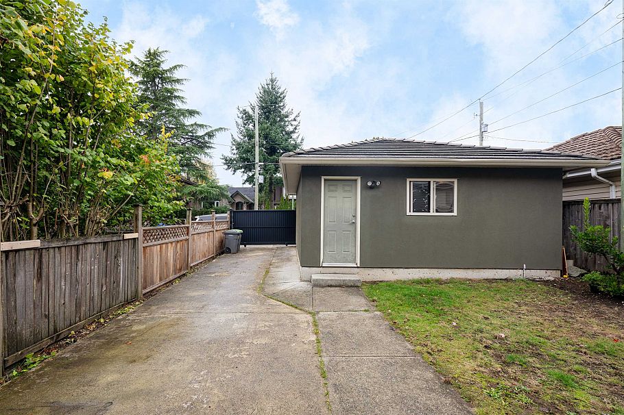 7949 Montcalm Street Vancouver, BC - 31