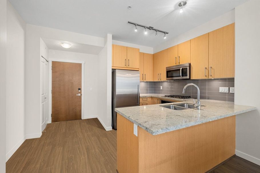 304 139 W 22nd Street North Vancouver, BC - 10