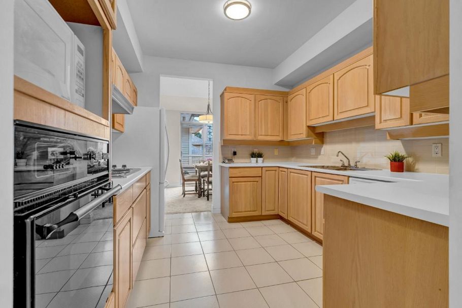 309 3755 W 8th Avenue Vancouver, BC - 8