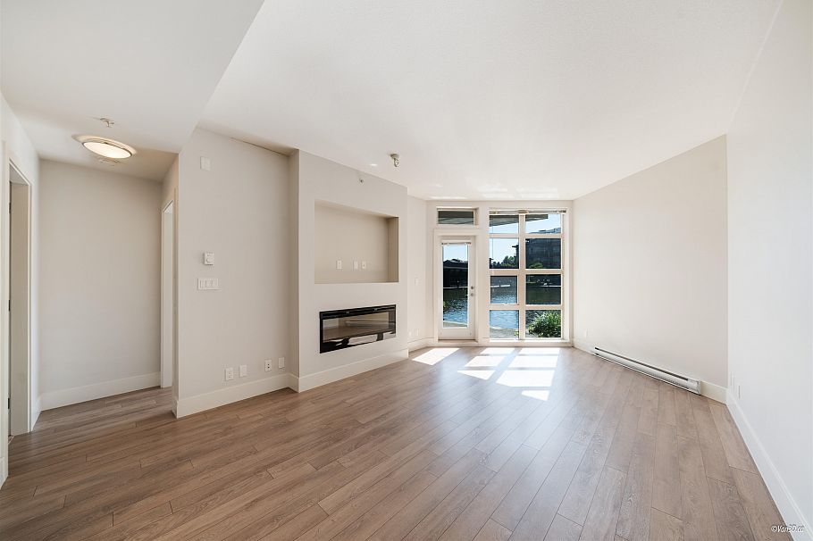 111 3606 Aldercrest Drive North Vancouver, BC - 3