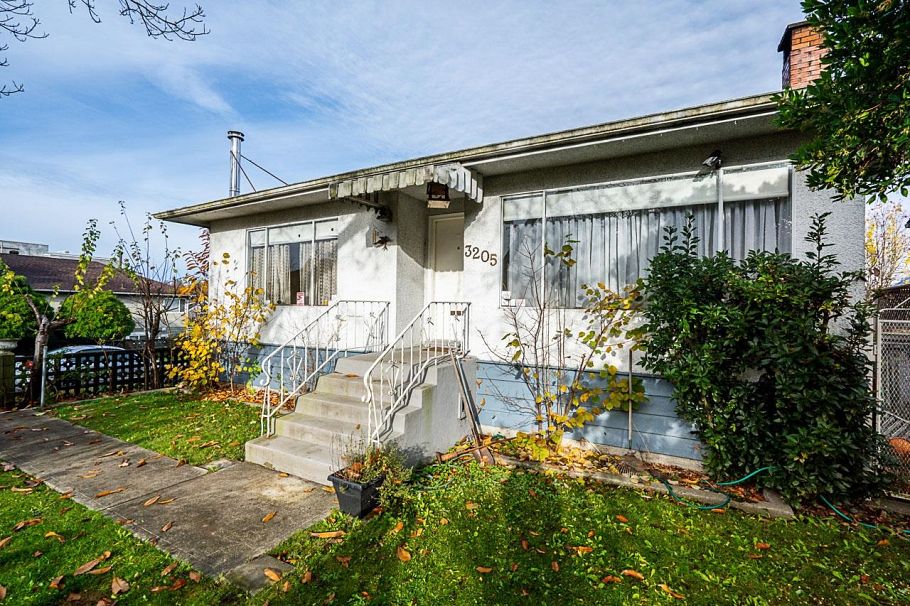 3205 E 3rd Avenue Vancouver, BC - 3