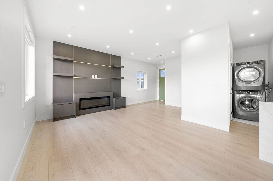 2 3274 E 44th Avenue Vancouver, BC - 9