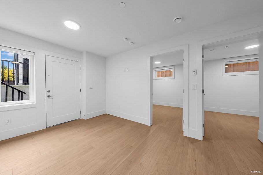 2917 Charles Street Vancouver, BC - 27