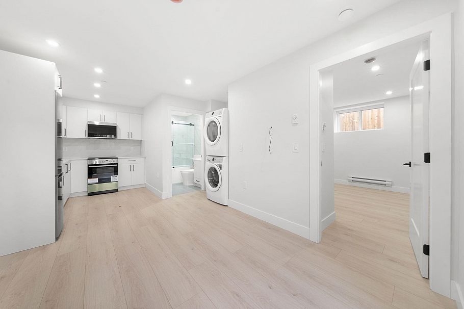 1 3274 E 44th Avenue Vancouver, BC - 18