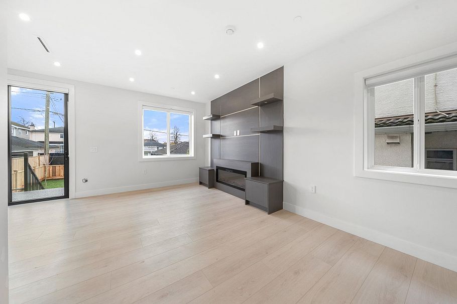 2 3274 E 44th Avenue Vancouver, BC - 3