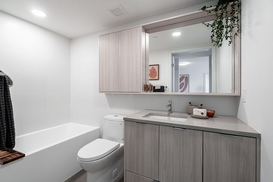 303 2419 Grant Street Vancouver, BC - 23