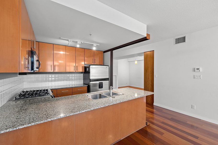 307 100 E Esplanade Avenue North Vancouver, BC - 30