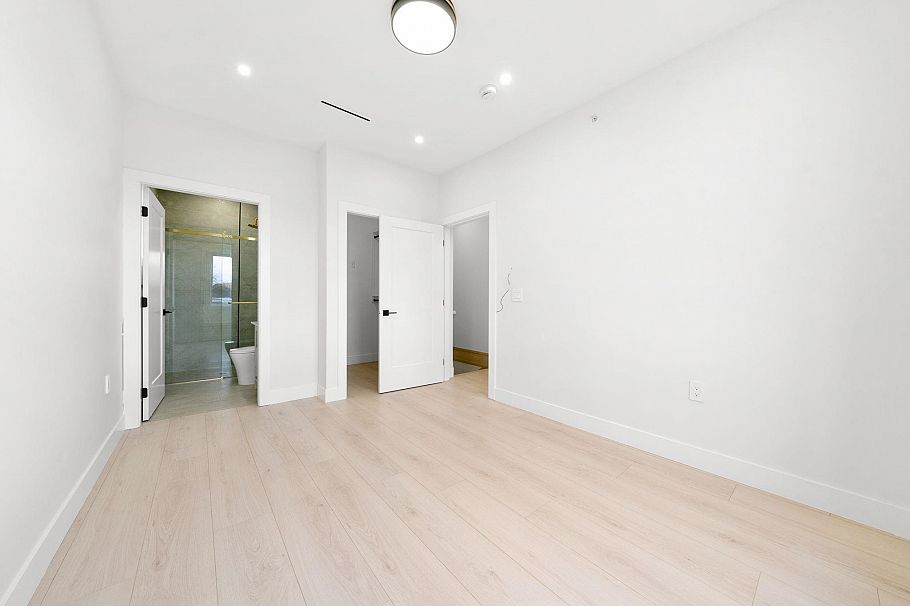 1 3274 E 44th Avenue Vancouver, BC - 37