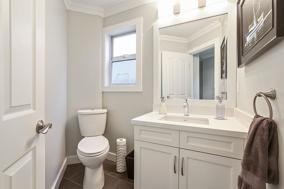 1076 Clements Avenue North Vancouver, BC - 25