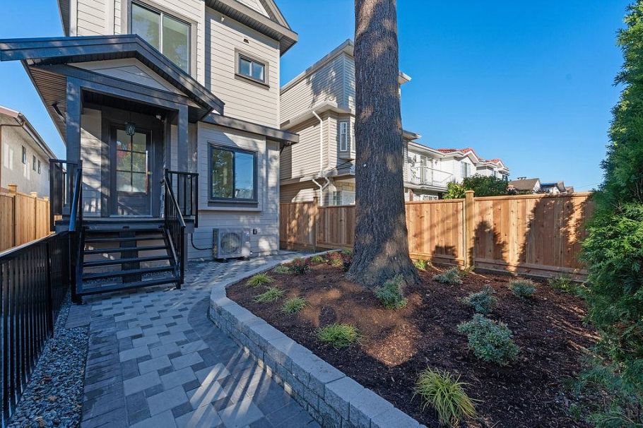 1 2447 E 41st Avenue Vancouver, BC - 2