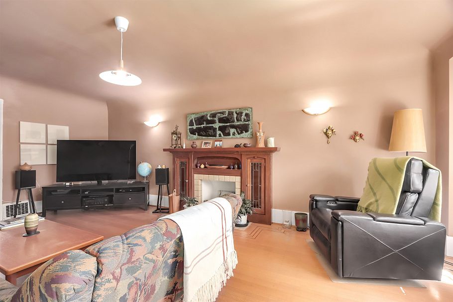 4529 W 8th Avenue Vancouver, BC - 2