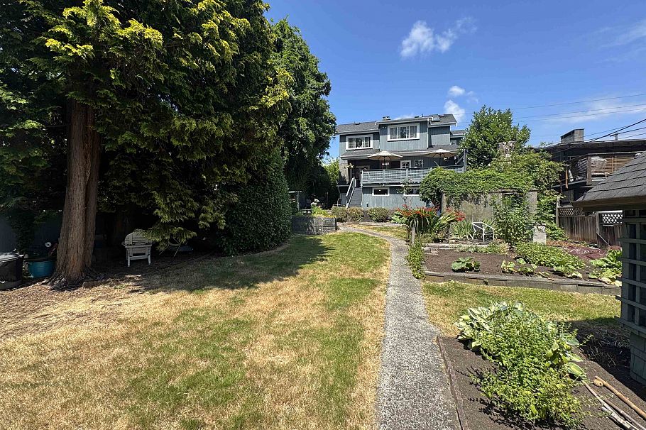 723 E 4th Street North Vancouver, BC - 38