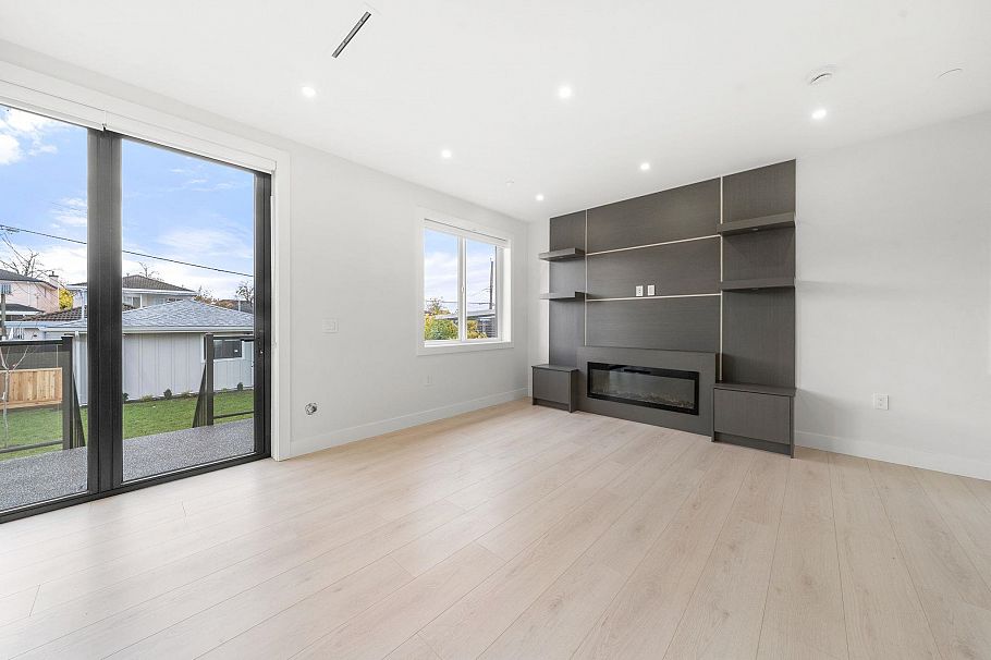 2 3274 E 44th Avenue Vancouver, BC - 6