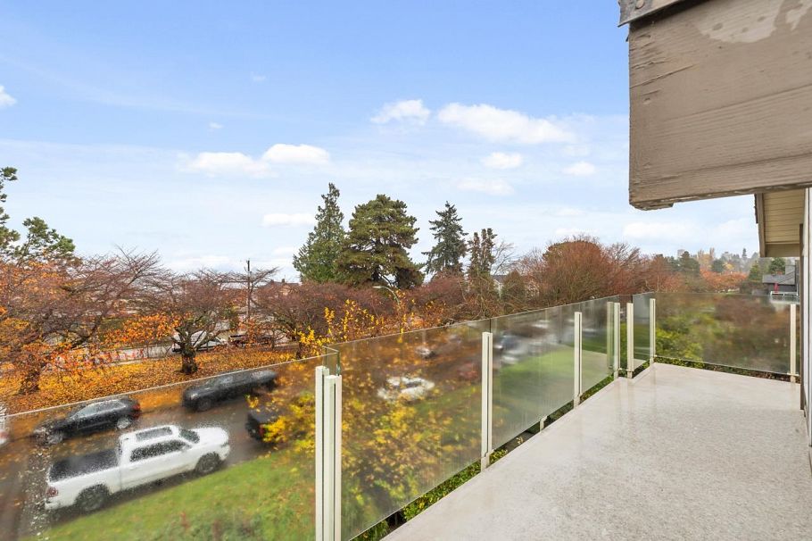 3274 W 1st Avenue Vancouver, BC - 4