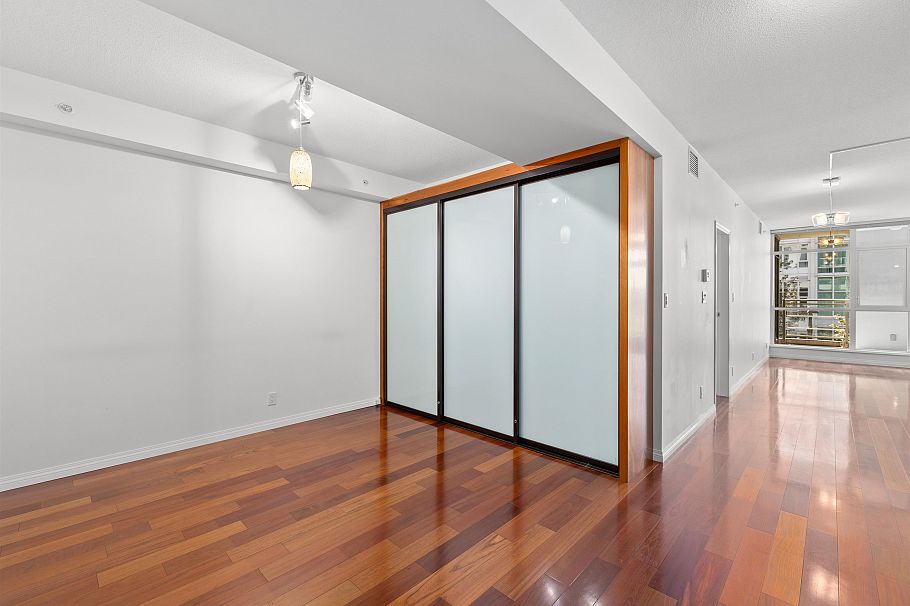 307 100 E Esplanade Avenue North Vancouver, BC - 27