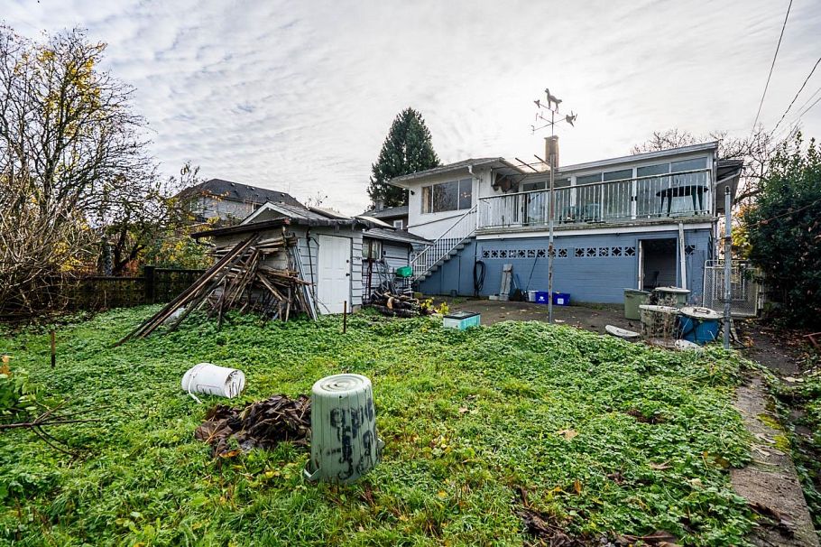 3205 E 3rd Avenue Vancouver, BC - 32