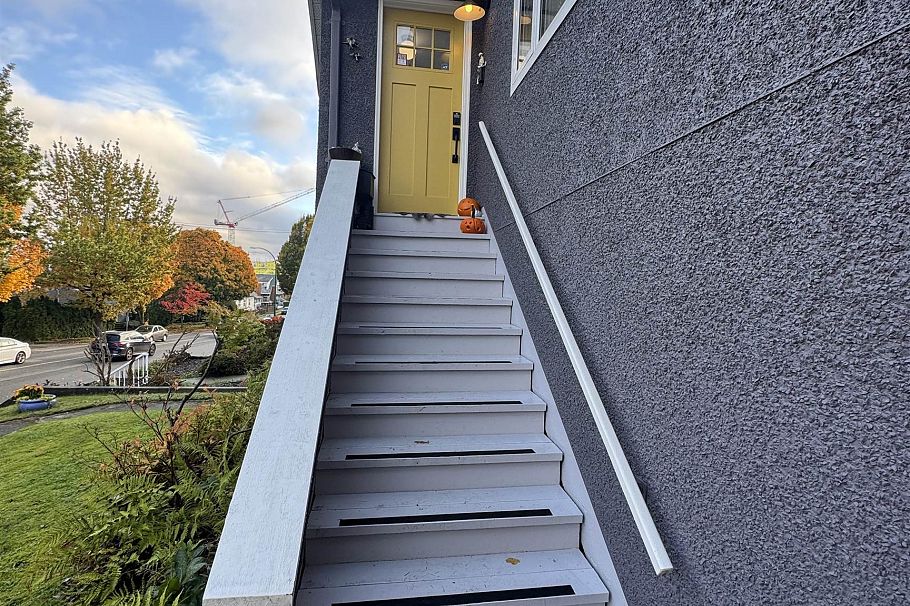 1652 E 33rd Avenue Vancouver, BC - 4