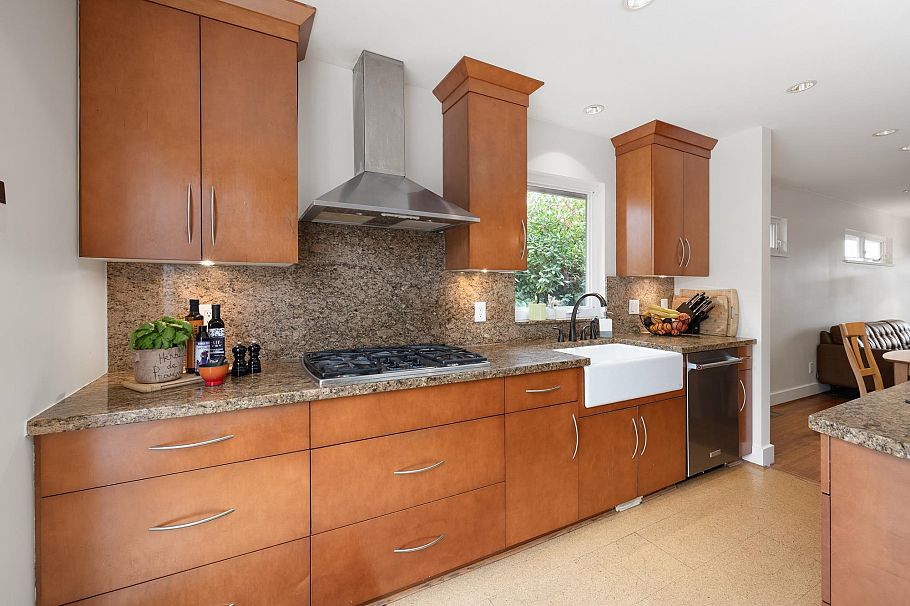 518 E 7th Street North Vancouver, BC - 16