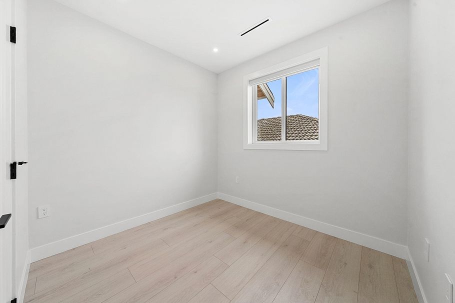 1 3274 E 44th Avenue Vancouver, BC - 23