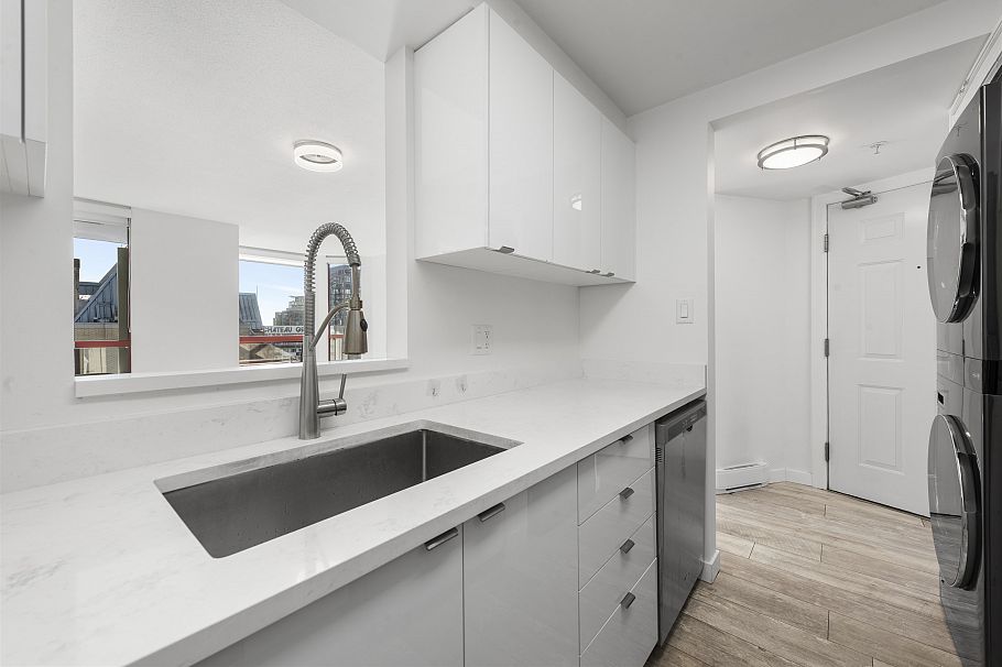 1401 811 Helmcken Street Vancouver, BC - 3