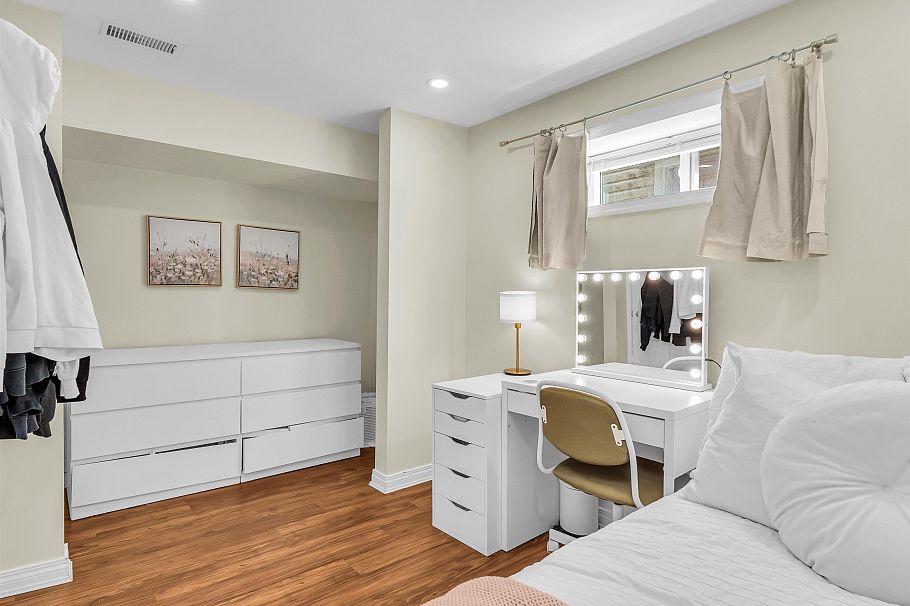 2433 Philip Avenue North Vancouver, BC - 28