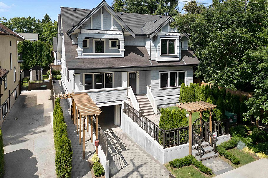 2377 W 7th Avenue Vancouver, BC - 3