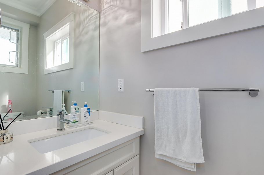 2496 Brock Street Vancouver, BC - 9