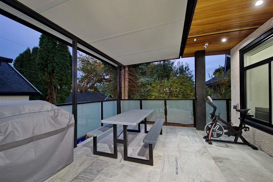 5886 Sherbrooke Street Vancouver, BC - 25