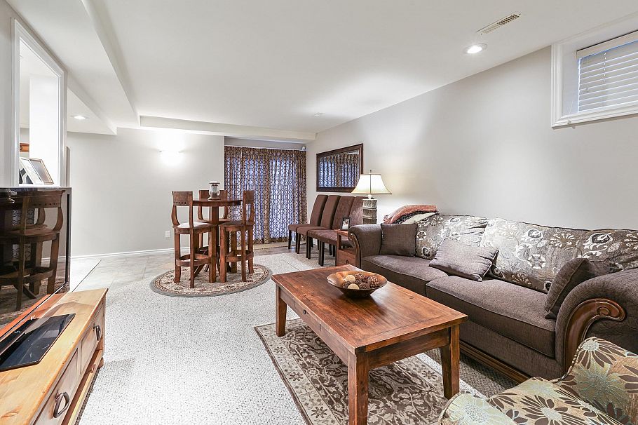 1076 Clements Avenue North Vancouver, BC - 20