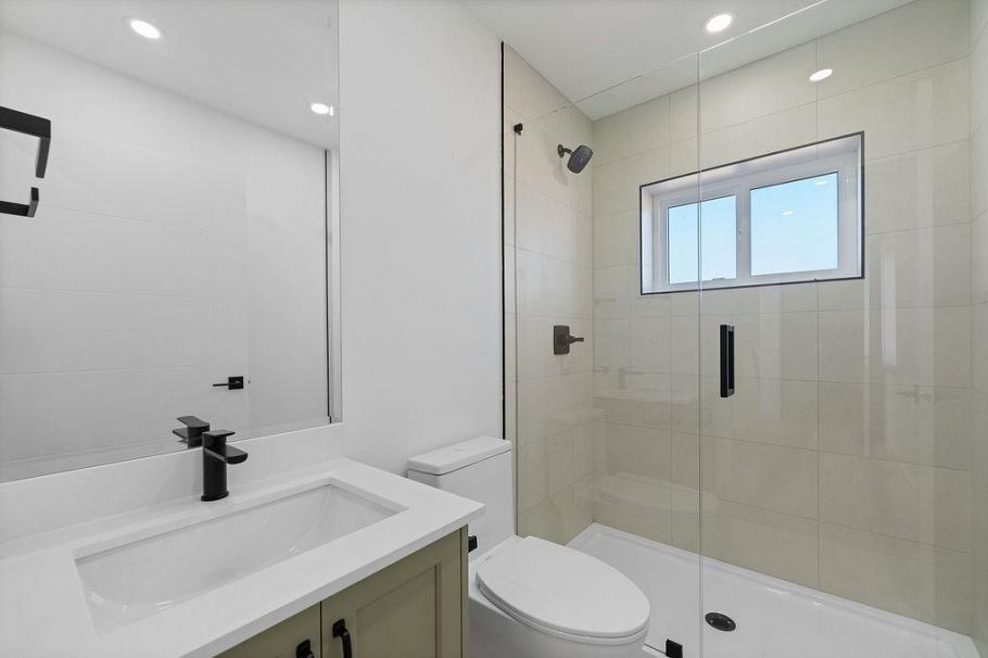 2 2447 E 41st Avenue Vancouver, BC - 29