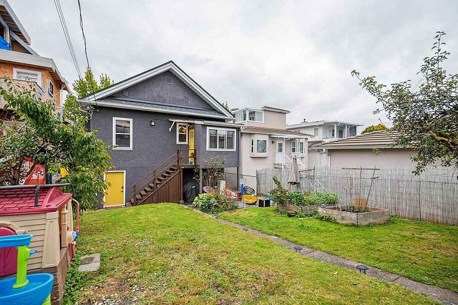 1652 E 33rd Avenue Vancouver, BC - 34